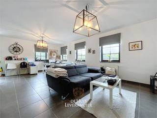 U zoekt een CENTRAAL gelegen appartement met een GROOT terras én een lift? Kom dan kijken naar deze INSTAPKLARE penthouse die u ongetwijfeld zal bekoren. <br /><br />We nemen de lift tot de tweede verdieping en betreden het appartement in de inkomhal. Links bevinden zich de leefruimte met open keuken, rechts vinden we de slaapkamers en badkamer (ligbad en lavabo). <br /><br />De open keuken is ingericht met keukenkasten, gootsteen in kunststof werkblad, keramische kookplaat (SMEG), dampkap (SMEG), vaatwasser (SMEG), conventioneel oven (SMEG) en koelkast (SMEG).<br /><br />Naast het ruime terras is aan de keuken is nog een gezellig ontbijtterrasje voorzien, ideaal om met twee op zondag te ontbijten !<br /><br />Dit appartement is pal in het centrum van Hove gelegen, hierdoor zijn de winkels, station en ander openbaar vervoer op wandelafstand.<br /><br />Eentje dat u moet komen ervaren !<br /><br />EPC : 149 kWh/m2 (Label B)<br />Stedenbouwkundige inlichtingen in aanvraag<br />Waterinfo : P-Score = A, G-Score = A<br />WORG : negatief<br /><br />Dit is niet wat je zoekt ? Al gehoord van AANKOOPBEGELEIDING ? Wij zoeken, bezoeken en onderhandelen mee met jou voor eigendommen die worden aangeboden door particulieren, andere makelaars of eigendommen die zelfs (nog) niet te koop staan?<br />Vraag meer informatie over aankoopbegeleiding via welkom@dehuisleverancier.be of 0489/069.000<br /><br />de Huisleverancier : Persoonlijk, voor iedereen Service, Kwaliteit en Vertrouwen !