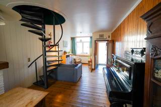 Woning met 3 slaapkamers op rustige ligging in Gentbrugge<br /><br />Charmante starterswoning in rustige buurt.<br /><br />Deze woning is ideaal voor wie op zoek is naar een thuis die volledig naar eigen smaak kan worden ingericht. <br /><br />Mits enkele renovatiewerken biedt dit pand tal van mogelijkheden.<br /><br />Op het gelijkvloers bevindt zich een lichtrijke leefruimte, aansluitend een keuken, badkamer en een koertje. De eerste verdieping bevat twee slaapkamers. Op de tweede verdieping bevindt zich een zeer ruime derde kamer die polyvalent kan worden ingericht als slaapkamer, bureau, hobbyruimte en/of werkplek.<br /><br />De woning is gelegen in een groene en aangename omgeving, op wandelafstand van de Gentbrugse Meersen en het Keizerpark. Tegelijk bevind je je op een steenworp van het bruisende centrum van Gent.<br /><br />De bereikbaarheid is een absolute troef: vlotte verbindingen via de R4, E40 en E17, evenals een goede ontsluiting met het openbaar vervoer. Met een Mobiscore van 9,4/10 geniet je hier van een uiterst praktische ligging. Winkels, horeca, scholen en kinderopvang bevinden zich bovendien in de directe omgeving.<br /><br />Kortom, een woning met karakter en potentieel op een gegeerde locatie — een unieke kans voor starters of investeerders.<br /><br />Bezoekdagen 9 en 10 Mei op afspraak. <br />Gelieve contact op nemen via mail met julie-verougstraete@hotmail.com