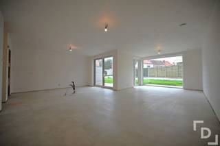 In de Briekestraat te Sint-Jan vinden we deze nieuwbouwwoning.De woning werd gebouwd met het oog op maximaal leefcomfort, energiezuinigheid en wonen op een toplocatie.Indeling:GLV: Inkomhal - lichtrijke leefruimte met open keuken - inpandige garage - technische ruimte/keukenberging - apart toilet V+1: Nachthal - 3 slaapkamers - badkamer voorzien van dubbele lavabo, ligbad en douche - apart toilet - bergruimteBuiten: Terras - tuin - autostaanplaatsExtra's:* E-peil: 30* Warmtepomp met vloerverwarming* Topligging: aan de ring van Ieper* Regenwaterput: 10.000 liter* De woning zal volledig afgewerkt verkocht worden* Mogelijkheid tot aankoop aan 6% BTWMaatregelenregister: in aanvraag