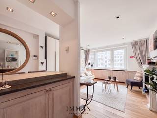 Studio aux finitions élégantes, bénéficiant d'un emplacement de choix sur la Zoutelaan à Knokke, avec une vue dégagée et agréable. <br />En entrant, vous accédez au hall d'entrée qui donne sur le salon lumineux avec cuisine ouverte et coin repas. Le studio dispose également d' une salle de douche moderne. Parmi les atouts supplémentaires, citons un local à vélos pratique et un jardin commun exceptionnel, une plus-value rare dans cet emplacement. <br /><br />Idéal comme résidence secondaire, investissement ou pied-à-terre en bord de mer.<br />Possibilité d'acheter une place de parking/un garage à proximité.<br /><br />N'hésitez pas à nous contacter pour plus d'informations : tél. : 050 62 44 14 ou via knokke@immax.be