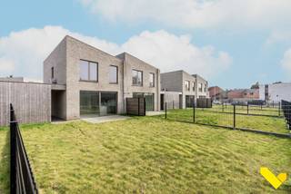 <span>Ontdek deze hedendaagse nieuwbouwwoningen gelegen in de Burgemeester Steyaertstraat.</span>
<p><strong>Troeven:<br /></strong>- Kwalitatieve afwerking met een uitzonderlijk laag E-peil<br />- Hoogwaardige isolatie en innovatieve technieken<br />- Warmtepomp (lucht-water)<br />- Zonnepanelen<br />- Ventilatiesysteem type D<br />- Regenwaterrecuperatie, aangesloten op de buitenkraan en beide toiletten<br />- Volledig afgewerkt met aangelegde tuin, carport en berging<br />- 6% BTW mogelijk</p>
<p>Dankzij zijn doordachte indeling en geoptimaliseerd gebruik van de woonoppervlakte van <strong>145 m²</strong> beschikken deze woningen over <strong>3</strong> mooie slaapkamers, de leefruimte aansluitend aan de open keuken in combinatie met grote raampartijen aan de voor- en achterzijde die een maximale lichtinval garanderen. De ruime tuin met terras en carport maken dit tenslotte de ideaal thuis voor gezinnen of koppels met toekomstplannen.</p>
<p><strong><span>Prijsinformatie:<br /></span></strong><span>De geadverteerde prijs is <strong>exclusief</strong>: <strong>21% btw</strong>, staanplaats, kelderberging, fietsenstalling, aansluitingskosten, notariskosten en registratierechten op het grondaandeel. Via deze LINK kan u meer informatie terugvinden over de <strong>totaalprijzen</strong> en het voordeeltarief van <strong>6% btw</strong>.<br /><br /></span>Hebt u interesse? Maak dan snel uw afspraak via <strong>014 58 02 08</strong> of via <strong>info@immovl.be</strong>.</p>