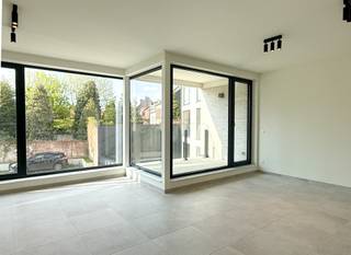 Ontdek dit moderne appartement op de eerste verdieping, waar comfort, licht en energiezuinig wonen perfect samenkomen.<br /><br />Indeling: inkom, berging, apart toilet, badkamer met inloopdouche, lavabomeubel en handdoekradiator, ruime woonkamer met open keuken en 2 comfortabele slaapkamers.<br /><br />Buiten: privatief terras.<br /><br />Parkeren & berging: ondergrondse autostaanplaats en privatieve berging met elektriciteit inbegrepen in de huurprijs.<br /><br />Afwerking: volledig geschilderd opgeleverd, voorzien van armaturen, gordijnrails en lichte deuren.<br /><br />Duurzaam & energiezuinig: verwarming via geothermie en zonnepanelen per appartement, E-peil = 20.<br /><br />Algemene onkosten: 60 euro / maand<br /><br />Benieuwd naar dit project? Neem contact met ons op voor meer informatie of een rondleiding:<br />03/775.44.10<br />info@immo-jet.be