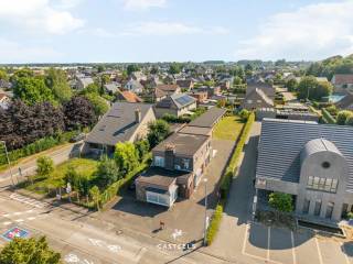 Bent u op zoek naar een pand met eindeloze mogelijkheden waar u wonen en werken perfect kunt combineren? Deze eigendom in de dorpskern van Lochristi biedt met een bruikbare vloeroppervlakte van +/- 468 m² en een perceel van maar liefst 1.009 m² een unieke kans. Dankzij de twee afzonderlijke ingangen (aan de voor- en zijkant) kunnen het privéwoongedeelte en de professionele ruimte (zoals een praktijk, kantoor of atelier) volledig gescheiden worden.<br /><br />De belangrijkste troeven op een rij:<br />-Uitzonderlijke ruimte: Perceel van 1.009 m² met +/- 468 m² bruikbare vloeroppervlakte, een ruim werkatelier (+/- 175 m²), een dubbele garage (+/- 65 m²) en 2 afzonderlijke ingangen.<br />-Eindeloos potentieel: Ideaal voor de combinatie van wonen en werken, een stapsgewijze renovatie óf een volledige sloop en heropbouw in woongebied.<br />-Toplocatie in de dorpskern: Gelegen in het centrum van Lochristi met winkels, scholen, openbaar vervoer en horeca op wandelafstand én een snelle verbinding via E17, E40 en R4.<br /><br />Wonen & werken onder één dak<br />Dit pand is bijzonder aantrekkelijk voor kleine zelfstandigen, vrije beroepers of wie simpelweg veel opslag- en werkruimte zoekt. Te renoveren werkatelier (+/- 175 m²) en de ruime dubbele garage (+/- 65 m²) lenen zich uitstekend als opslagplaats, werkplaats of grote hobbyruimte. Dankzij de aparte ingang aan de zijkant ontvangt u klanten of patiënten in alle privacy, zonder dat uw privégedeelte doorkruist wordt.<br /><br />Karaktervolle woning met diepe tuin<br />Het woongedeelte vormt een solide basis om stapsgewijs naar eigen smaak te vernieuwen. Het gelijkvloers omvat lichtrijke leefruimtes met een vlot contact met de tuin. Op de eerste verdieping bevinden zich drie volwaardige slaapkamers en een badkamer. Achter de woning wacht een opvallend diepe, groene tuin waar u geniet van verrassend veel rust en privacy, midden in het centrum.<br /><br />Renovatie of nieuwbouwproject<br />Het uitgestrekte perceel van 1.009 m² ligt volledig in woongebied. Naast het grondig renoveren van de bestaande gebouwen behoort ook sloop en heropbouw tot de opties. Dit biedt u de zeldzame kans om op deze toplocatie de nieuwbouwwoning van uw dromen te realiseren.<br /><br />Vlotte bereikbaarheid & bruisende omgeving<br />U woont hier op wandel- en fietsafstand van het gezellige dorpscentrum van Lochristi met winkels, scholen, bushaltes en horeca. Elke dinsdag kunt u bovendien genieten van de sfeervolle wekelijkse markt. Daarnaast bent u verzekerd van een uitstekende mobiliteit dankzij de snelle aansluiting op de E17, E40 en R4 (Rondweg Gent).<br /><br />Interesse?<br />Hebt u nood aan extra ruimte of zoekt u een boeiend renovatie- of nieuwbouwproject in Lochristi?<br />Neem gerust contact op via 0476/82 02 53 voor meer informatie of een bezoek ter plaatse.