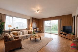 In de Oostveldstraat in Eeklo bevindt zich deze alleenstaande, karaktervolle woning op een uitzonderlijk ruim perceel van maar liefst 1.556 m²...