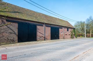 Gelegen op de grens met Otegem/Tiegem, bestaande uit inkomhal, keuken met ontbijthoek en bijkeuken, living met tegelkachel, eetplaats,...