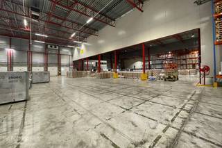 Logistiek magazijn met een oppervlakte van <strong>6.383 m² met 82 m² kantoren</strong> te huur in Mechelen. Uitstekend gelegen in de industriezone Mechelen Noord 1, langs de E19 Brussel - Antwerpen. <br /><br />Wat dit magazijn extra aantrekkelijk maakt, is de huidige indeling als geconditioneerde ruimte voor <strong>pharma-logistiek</strong>. Dit betekent dat het magazijn voldoet aan de strenge eisen die gesteld worden voor het opslaan en verwerken van farmaceutische producten, inclusief temperatuurgereguleerde omgevingen. Dit biedt bedrijven in de farmaceutische en gezondheidssector de perfecte infrastructuur voor een efficiënte en veilige opslag en distributie van gevoelige producten.<br /><br />Het logistiek magazijn met een vrije hoogte van 11 m is voorzien van o.a. 7 laadkades, 1 reguliere poort, sprinklers, polybetonvloer, heteluchtblazers op gas, koeling en PV systeem. Het omheinde terrein biedt niet alleen een hoge mate van beveiliging, maar beschikt ook over ruime parkeermogelijkheden en manoeuvreerruimte voor vrachtwagens, zodat het laden en lossen snel en efficiënt kan gebeuren. Onmiddellijk beschikbaar.<br /><br />Contacteer <strong>PANORAMA B2B</strong> voor bijkomende inlichtingen of een vrijblijvend plaatsbezoek <strong>03 225 03 03</strong>.