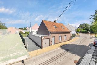 <p>Voor meer info of een bezoek, bel 053 59 49 32 - <strong>Voor meer foto's, check www.topo-immo.be</strong> - Op zoek naar een ruime woning die je volledig naar eigen smaak kan renoveren? Deze charmante gezinswoning met <strong>vier slaapkamers</strong> bevindt zich op <strong>een perceel van 428 m² </strong>en biedt tal van mogelijkheden. Op het gelijkvloers vind je een inkomhal, leefruimte, keuken, veranda met aansluitende berging, badkamer en een slaapkamer. Op de eerste verdieping zijn er nog <strong>drie extra slaapkamers.</strong> De woning beschikt over een EPC-label F, wat betekent dat een energetische renovatie verplicht is.  <strong>EPC label-F - Stookolietank conform - Renovatiewoning - Rustige locatie in Meldert</strong></p>