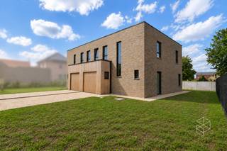 MODERNE HALFOPEN NIEUWBOUWWONING – AANKOOP AAN 6% BTW MOGELIJK<br />AANKOOP AAN 6% BTW MOGELIJK, MITS VOLDAAN AAN DE WETTELIJKE VOORWAARDEN.<br /><br />Deze halfvrijstaande nieuwbouwwoning in moderne bouwstijl is afgewerkt volgens de huidige EPB-regelgeving en combineert hedendaagse architectuur met energiezuinig wooncomfort. Een belangrijke troef: deze woning kan aangekocht worden aan het verlaagde btw-tarief van 6%, mits de koper voldoet aan de wettelijke voorwaarden.<br />De woning beschikt over een garage en een tuin met reeds aangelegde oprit en toegangspad rondom de woning. Ook het terras met terraswand in thermowood en de tuinafsluiting zijn reeds voorzien. De geïnstalleerde keuken is inbegrepen.<br />De strakke, kubistische volumes en warme houten accenten geven de woning een moderne en tijdloze uitstraling. Ook op technisch vlak is de woning voorzien van hedendaags comfort, waaronder een lucht-waterwarmtepomp, vloerverwarming, ventilatiesysteem D en een regenwaterput van 7.500 liter.<br /> <br />INDELING:<br />Op het gelijkvloers bevindt zich de inkomhal met trap en afzonderlijk toilet. Vervolgens kom je in de ruime en lichtrijke woonkamer met open keuken. De grote raampartijen zorgen voor veel natuurlijk licht en een mooi zicht op de tuin. Vanuit de keuken is er rechtstreeks toegang tot het aangelegde terras.<br />Naast de keuken bevindt zich een praktische berging. Van hieruit is er eveneens toegang tot de garage aan de voorzijde van de woning.<br />Op de eerste verdieping bevinden zich drie slaapkamers, een berging en een volledig ingerichte badkamer met een vrijstaand ligbad in organische vorm, inloopdouche en dubbele lavabo. Op de nachthal is bovendien een afzonderlijk toilet voorzien.<br /><br />TECHNISCHE TROEVEN<br />- Aankoop aan 6% btw mogelijk, mits voldaan aan de wettelijke voorwaarden<br />- Lucht-waterwarmtepomp<br />- Vloerverwarming op het gelijkvloers, met uitzondering van de berging<br />- Vloerverwarming op de verdieping in de nachthal en badkamer<br />- Boiler van 150 liter<br />- Ventilatiesysteem D<br />- PVC ramen<br />- Regenwaterput van 7.500 liter<br />- Thermowood accenten<br />- Aangelegd terras, oprit en toegangspad<br />- Reeds voorziene tuinafsluiting<br />- Garage<br />- 3 slaapkamers<br /><br />Contacteer PERSPECTIEF VASTGOED – 7 op 7 bereikbaar – voor meer informatie of een bezoek.<br />Bel 050/550.750 of mail naar info@perspectiefvastgoed.be.