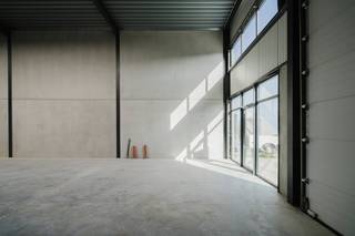 Nieuwbouw KMO-unit te koop in project Moenkouter te Moen. De unit heeft een oppervlakte van 215 m².Voorzieningen: - Parkeerplaats- Lichtstraat...