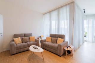 <p><strong>Bezoek mogelijk na aanmaken huurdersprofiel: </strong><strong>https://onid.mijnhuurprofiel.be/property/bf98f247-1d5e-44fb-b21f-c6ed4f121c03</strong></p><p><br /></p><p>Dit ruime appartement met 2 slaapkamers en 2 terrassen bevindt zich op wandelafstand van het bruisende centrum van Wilrijk en shopping de Bist. Dankzij de centrale ligging zijn scholen, openbaar vervoer en belangrijke invalswegen in de directe omgeving.</p><p><br /></p><p>Het omvat een inkomhal met apart toilet, een <strong>ruime en lichtrijke leefruimte</strong> met aansluitend een <strong>volledig uitgeruste keuken</strong> en <strong>2 slaapkamers</strong>.</p><p><br /></p><p>Dankzij de grote raampartijen geniet je van veel natuurlijk licht. Het appartement is bovendien uitgerust met <strong>vloerverwarming en een warmtepomp</strong>, wat zorgt voor extra comfort en energiezuinig wonen.</p><p>Verder is er een <strong>kelderberging inbegrepen</strong> en kan er optioneel een <strong>autostaanplaats worden bijgehuurd</strong>.</p>
