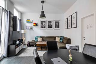 Ruim en stijlvol appartement met groot terras, gelegen in het centrum Antwerpen. <br />Het pand biedt veel comfort en een praktische, ruime indeling.<br /><br /><span>GA NAAR WWW.DEBOERENPARTNERS.BE OM RECHTSTREEKS UW ONLINE AFSPRAAK IN TE PLANNEN</span><br /><br /><strong>Indeling:</strong><br />
<ul>
<li>inkomhal met apart gastentoilet</li>
<li>Berging met aansluiting voor wasmachine</li>
<li>Ruime, open leefruimte en keuken met veel natuurlijk licht</li>
<li>Twee ruime slaapkamers</li>
<li>Badkamer met douche</li>
<li>Groot terras</li>
</ul>
<strong>Bijzonderheden:</strong><br />
<ul>
<li>Vaste kosten van 85 euro per maand (incl. privatief watergebruik, elek. gemene delen, ...)</li>
<li>Geen lift aanwezig</li>
<li>Zeer ruim terras</li>
<li>Inpandige fietsenberging</li>
<li>Kelder</li>
</ul>
Dit pand combineert ruimte, comfort en een zeer centrale locatie in Antwerpen, ideaal voor wie op zoek is naar een instapklare woning.<br /><br /><span>GA NAAR WWW.DEBOERENPARTNERS.BE OM RECHTSTREEKS UW ONLINE AFSPRAAK IN TE PLANNEN</span>