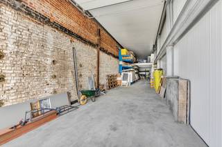 <p>Op een strategische locatie in <strong>Kerksken</strong> vinden we dit <strong>magazijn</strong> terug van <strong>105m²</strong>. Het magazijn ligt op een <strong>afgesloten site</strong> en is voorzien van een beveiligde poort. Dit magazijn is voorzien van een <strong>vernieuwde automatische poort</strong>. Verder is het <strong>dak</strong> ook <strong>vernieuwd</strong>. Het magazijn is ook <strong>asbestveilig</strong> en de <strong>elektriciteit</strong> is <strong>conform</strong>. </p>