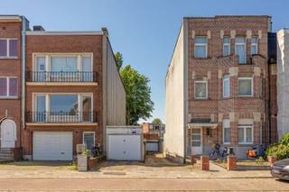 <p>Bouwgrond voor ééngezinswoning – Berchem</p><p> </p><p>Unieke bouwkans in een rustige, residentiële buurt van Berchem! Op een uitstekende locatie bevindt zich deze ruime bouwgrond in de Jules Bilmeyerstraat 40, op wandelafstand van winkels, scholen, openbaar vervoer en de gezellige Berchemse horeca.</p><p> </p><p>Dit perceel van ca. 299 m² laat toe een kwalitatieve ééngezinswoning te bouwen van 3 bouwlagen met plat dak en een bouwdiepte van 17 meter. De buurt wordt gekenmerkt door hoofdzakelijk ééngezinswoningen en het perceel is perfect afgestemd op deze typologie — ideaal voor wie op zoek is naar de perfecte locatie om een ruime gezinswoning te realiseren.</p><p> </p><p>Dankzij de vlotte verbindingen richting het centrum van Antwerpen en de nabijgelegen invalswegen combineert u hier rustig wonen met een uitstekende bereikbaarheid.</p><p> </p><p>Contacteer ons voor meer info.</p><p> </p><p><span>-</span><span> </span>Gegeerde ligging in Berchem</p><p><span>-</span><span> </span>Perceel van ca. 299 m²</p><p><span>-</span><span> </span>3 bouwlagen met plat dak</p><p><span>-</span><span> </span>Bouwdiepte tot 17 m</p><p><span>-</span><span> </span>Ideaal voor ruime ééngezinswoning</p><p><span>-</span><span> </span>Uniek aanbod in deze buurt</p><p><span>-</span><span> </span>Momenteel 5 verhuurde garageboxen</p><p> </p><p>Laat ons iets weten voor meer informatie op stad@sinjoor.be of 03 283 05 00.</p>