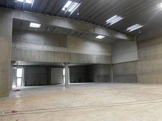 <p>Meerdere magazijnunits te huur gelegen aan de Leuvensesteenweg 124 in Boortmeerbeek, ideaal gelegen tussen Brussel, Mechelen en Leuven.</p>
<p>De site geniet van een uitstekende bereikbaarheid dankzij de nabijheid van belangrijke verbindingswegen naar de E19 en E314, met vlotte verbindingen richting Brussel, Antwerpen en Leuven. Deze centrale ligging maakt het pand bijzonder geschikt voor logistiek, opslag en distributieactiviteiten.</p>
<p>De omgeving bestaat uit een dynamische mix van industriële bedrijven, KMO’s en commerciële zones, wat zorgt voor een professionele en levendige werkomgeving. Ook het openbaar vervoer is goed vertegenwoordigd, met bushaltes in de nabijheid en een gemakkelijk bereikbare treinstation.</p>
<p>De beschikbare units maken deel uit van een functioneel en flexibel geheel, geschikt voor diverse professionele activiteiten, met een goede toegankelijkheid voor bestelwagens en vrachtverkeer.</p>