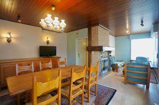 Deze halfopen bebouwing uit 1968 is centraal gelegen in Doornzele/Evergem en bevindt zich op een mooi perceel van 374 m². De woning beschikt over een goede basisconstructie en werd in 2023 voorzien van een nieuwe dakbedekking. Dankzij de praktische indeling en verschillende extra ruimtes biedt deze woning heel wat mogelijkheden om verder naar eigen smaak te moderniseren.<br /><br />Binnenin vinden we een nette keuken, een lichtrijke leefruimte, veranda en 2 slaapkamers. De woning is voorzien van dubbel glas en rolluiken. Buiten geniet u van een praktische oprit, een aangename tuin en een handig bijgebouw.<br /><br />Troeven:<br />- Halfopen bebouwing – bouwjaar 1968<br />- Centrale ligging in Doornzele<br />- Perceel van 374 m²<br />- Goede basisconstructie<br />- Nieuwe dakbedekking in 2023<br />- Dubbel glas + rolluiken<br />- Nette keuken met veranda<br />- 2 ruime slaapkamers<br />- Praktische oprit met handig bijgebouw<br />- EPC-label F – renovatieverplichting van toepassing<br /><br />Een interessante woning voor wie op zoek is naar een solide basis met potentieel en deze graag verder naar eigen smaak wil afwerken!<br />Meer info of een bezoek? Bel WIJSvastgoed op +32 9 395 80 10 !