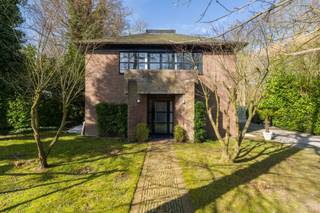 Deze prachtige villa, gelegen in het prestigieuze Sterrebos biedt een mix van hedendaags design en comfortabel wonen. Dit uniek pand ligt op...
