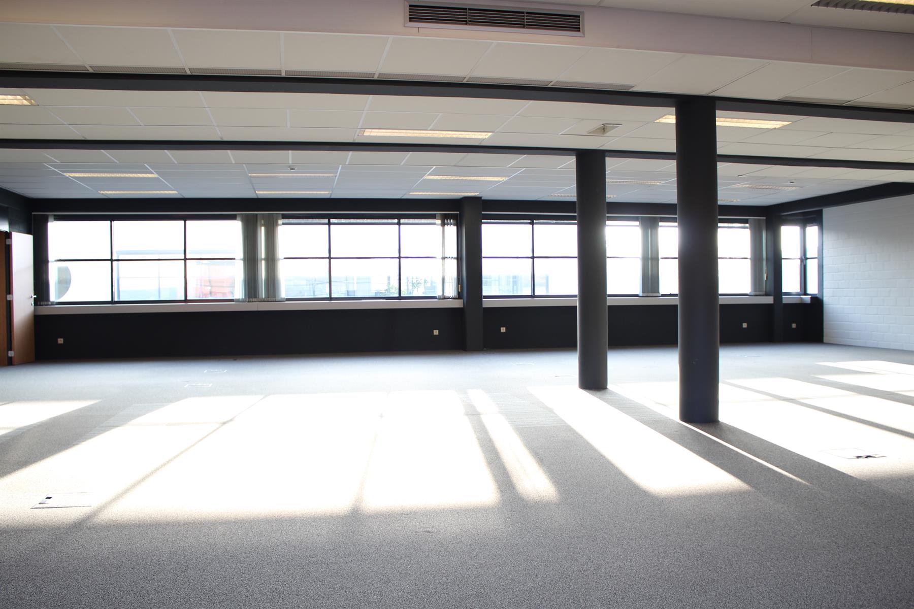 Centraal gelegen kantoorgebouw in Erembodegem - foto 4