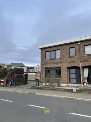 Bij het betreden van de woning komen we op het gelijkvloers in een open geheel met een leefruimte, eetgedeelte en keuken. In de keuken is...