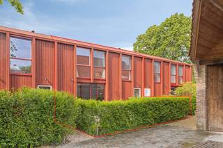 Rijwoning uit 2022 in Olen, gebouwd in massief kruislaaghout (CLT) voor een optimaal binnenklimaat. Deze BEN-woning (EPC A, E-peil E23) is stil, uiterst energiezuinig en verwarmt via geothermie met een individuele warmtepomp.Privatieve delen (138 m² woonoppervlakte):– Inkomhal met toilet– Open keuken en eetkamer met washok– Ruime, lichte woonkamer op de verdieping– 3 slaapkamers, 2 badkamers, 2e toilet– Eigen zuidgerichte tuin met terras (29 m²)– Overdekte autostaanplaats en buitenbergingBuiten je voordeur: acht gezinnen, elk met een eigen huis en tuin, rond een gerenoveerde schuur die mensen samenbrengt. Hier vind je een gedeelde open keuken, picknicktafels, een houtkachel, een sauna en een polyvalente ruimte.Het domein (ruim 8.000 m²) biedt een uitgestrekte, ecologische gedeelde tuin met een zwemvijver, moestuin, dwerggeitjes, bijen en gedeelde regenwateropvang. Er is zelfs een elektrische deelwagen. De maandelijkse gemeenschappelijke kosten bedragen €110.Dit is een woonplek die je samen beheert en waar je meedoet naar eigen vermogen, met genoeg ruimte om je rustig terug te trekken. Ontmoeten zonder moeten.Kijkweekend 19–21 juni. Na een persoonlijke rondleiding, neemt een buur je mee langs de gemeenschappelijke delen. Blijf nadien gerust rondhangen om de buren te leren kennen.De vermelde prijs is een instelprijs. De biedingsronde start vanaf 20 juni.Afspraak via Dewaele.com!De algemene voorwaarden van Dewaele DIY kunt u steeds raadplegen via dewaele.com.Bestuursmaatregelen in het maatregelenregister: in aanvraag