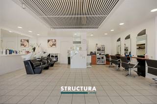 Prachtige commerciële ruimtes op een top locatie.Structura biedt deze commerciële ruimte aan op een strategische locatie in Laken, op de grens tussen Laken, Jette en Wemmel.Het pand biedt tal van voordelen die interessant zijn voor verschillende doelgroepen investeerders, starters, vrije beroepen, enz.Zeer licht, met een prachtige etalage. Indeling:-1 ruime kelder, die kan dienen als opslagruimte of extra kantoor, enz.Gelijkvloers: Handelsruimte met extra ruimte op de verdieping, WC/badkamer en keuken. Gemeenschappelijke tuin aan de achterzijde.Enkele kenmerken:- Uitstekende ligging, strategische locatie, aan de Houba De Strooperlaan, goede visibiliteit voor voorbijgangers(auto's en voetgangers).- In de buurt van andere belangrijke organisaties en openbaar vervoer.- Solide gebouw- Veel potentieel- Ruime en lichte winkelruimte- Prachtige etalage- Ruime kelder- Parkeermogelijkheden in de buurt- Gemeenschappelijke tuin- ...Meer info of een bezoek ter plaatse? Neem contact op met STRUCTURA op 02 460 80 46 of info@structura.be.