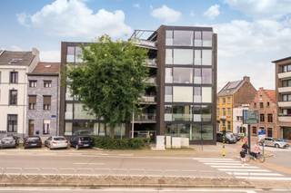 Modern 2-slaapkamerappartement met zonnig terras in hartje Mechelen Bij het betreden van het appartement kom je in een ruime inkomhal met grote...