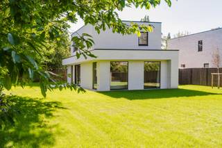 Ligging<br /><br />In een groene en rustige omgeving op de grens van Gent en Zwijnaarde vindt u deze moderne nieuwbouwvilla. Dankzij de nabijheid van diverse invalswegen geniet u van een ideale combinatie van rust, privacy en een vlotte bereikbaarheid.<br /><br />Via een private oprijlaan bereikt u het ruime perceel van maar liefst 1.661 m². De villa werd ontworpen met oog voor detail, comfort en een harmonieuze verbinding met de royale tuin.<br /><br />Indeling<br /><br />De woning omvat een ruime inkomhal met gastentoilet, een lichtrijke leefruimte met zicht op de tuin en een open keuken met aansluitend een praktische wasplaats/berging. Vanuit de leefruimte heeft u toegang tot het zonnige terras en de tuin.<br /><br />Op de eerste verdieping bevinden zich 3 ruime slaapkamers, een nachthal, een luxueuze badkamer met ligbad, inloopdouche en dubbele wastafel, een apart toilet en extra berging.<br /><br />Energiezuinig wonen – E-peil 30<br /><br />De villa is hoogwaardig en energiezuinig afgewerkt met zonnepanelen, vloerverwarming via een lucht-waterwarmtepomp en ventilatiesysteem D. De woning voldoet aan E-peil 30 (BEN-woning).<br /><br />Interesse?<br /><br />Op zoek naar een ruime, energiezuinige nieuwbouwvilla op een toplocatie in Zwijnaarde?<br /><br />Neem contact op met Krista via 0470 70 72 26 voor meer informatie of een bezoek ter plaatse.