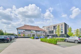 Te huur: modern kantoorgebouw van 634m² op toplocatie in HasseltOp een steenworp van de Gouverneur Roppesingel en vlak bij de op- en afrit van de...