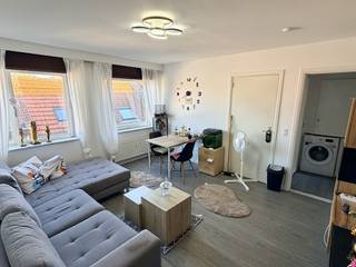 Op een uitstekende ligging in de Naamsestraat, nabij het centrum van Leuven met het Groot Begijnhof om de hoek, vinden we dit knus en goed onderhouden appartement.<br />Het appartement is instapklaar en vormt zowel een aangename thuis voor eigen bewoning als een interessante optie voor studerende kinderen of als investering.<br />Het beschikt over een lichtrijke eet- en leefruimte, een keuken met toegang tot terrasje, een inkomhal, 2 slaapkamers, een hoek met aansluiting voor een wasmachine, een apart toilet en een badkamer met douche en lavabomeubel. <br />Dankzij de centrale ligging bevinden winkels, horeca, openbaar vervoer, universiteiten en alle voorzieningen van de Leuvense binnenstad zich op wandelafstand.<br />Extra troeven zijn de conforme elektrische keuring, het ontbreken van een renovatieplicht en het feit dat het appartement asbestveilig is.<br />Een verzorgde en veelzijdige woonst op een topligging in Leuven, ideaal voor wie comfortabel in het centrum wil wonen, voor studerende kinderen of als investering.