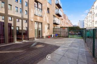 Welkom in dit energiezuinige (EPC C) duplex-appartement in Anderlecht. met een bewoonbare oppervlakte van 127 m² is er geen gebrek aan ruimte. Dit pand biedt vier slaapkamers, een badkamer, en een douchekamer, verdeeld over 2 niveaus. Het appartement beschikt over een prachtige open woonkamer met houten vloeren. Grote ramen bieden overvloedig daglicht en zorgen voor een aangename leefomgeving. De keuken is volledig uitgerust en praktisch ingericht, perfect voor het bereiden van uw lievelingsgerechten.De vier ruime slaapkamers bieden voldoende ruimte voor het hele gezin of kunnen worden ingericht als bureau. U kan eveneens genieten van een badkamer, met douche en bad, alsook van een aparte douchekamer. Als kers op de taart, kan u gebruik maken van een ruim terras, waar u tot rust kan komen na een lange werkdag, en waar de kinderen in veiligheid kunnen spelen.De locatie in Anderlecht biedt toegang tot diverse voorzieningen, scholen en openbaar vervoer.Laat deze opportuniteit niet liggen, en neem vandaag nog contact op.
