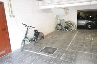 Oostende-Mariakerke, goed bereikbare staanplaats nr 5° gelegen op de gelijkvloerse verdieping in de Residentie Swissair III.De toegangspoort bestaat...