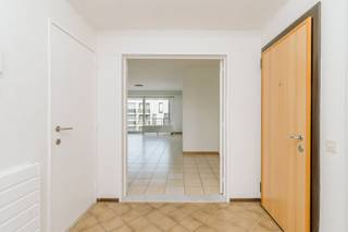 <p>Gelegen in de rustige en residentiële Zeelandstraat in Hoboken, tref je dit verzorgde appartement op de 5de verdieping van een goed onderhouden gebouw. Dankzij de ligging geniet je hier van een aangename combinatie van rust en bereikbaarheid, met winkels, openbaar vervoer en belangrijke invalswegen op korte afstand. Ook parken en andere voorzieningen bevinden zich in de nabije omgeving.</p><p><br /></p><p>Je betreedt het appartement via een ruime inkomhal met ingemaakte kasten, wat meteen zorgt voor praktische opbergruimte. De lichtrijke leefruimte valt onmiddellijk op door de grote raampartijen, die zorgen voor een aangename lichtinval en een open gevoel. Aansluitend bevindt zich de volledig uitgeruste keuken. Verder omvat het appartement twee slaapkamers en een badkamer met een dubbele lavabo en een ligbad.</p><p><br /></p><p><strong>Extra troeven</strong>: gunstig EPC - staanplaats in ondergrondse autostaanplaats aan te kopen voor €20.000</p>