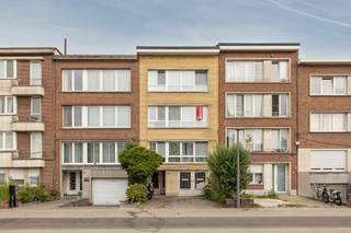 Dit te renoveren appartement ( 76m²) heeft 2 slaapkamers ( 14m² - 7m²)<br /><br />Het appartement is gelegen op de 2de verdieping van een klein gebouw.<br /><br />De living (35m²) is op een vinylvloer.<br /><br />De ramen ( PVC Dubbel) zijn zowel vooraan als achteraan juist vernieuwd.<br /><br />Keuken is te installeren.<br /><br />De badkamer heeft een wc, een lavabo en een douche.<br /><br />Het appartement heeft ook een aparte berging op het gelijkvloers.<br /><br />Stedenbouwkundige inlichtingen in aanvraag.<br /><br />Voor meer info of een bezoek ter plaatse kan u vrijblijvend contact opnemen met Philip op het nr.: 0476/999.029 of philip@reds.be
