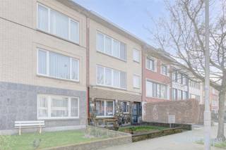 Welkom in dit charmante gelijkvloers appartement van ca. 80 m², rustig gelegen in een groene en aangename buurt van Antwerpen.De lichtrijke...