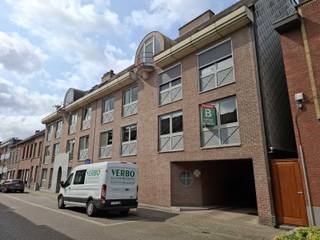 In het centrum gelegen appartement bestaande uit: inkomhal, apart toilet, leefruimte, ingerichte keuken, berging/wasplaats, nachthal, 2...