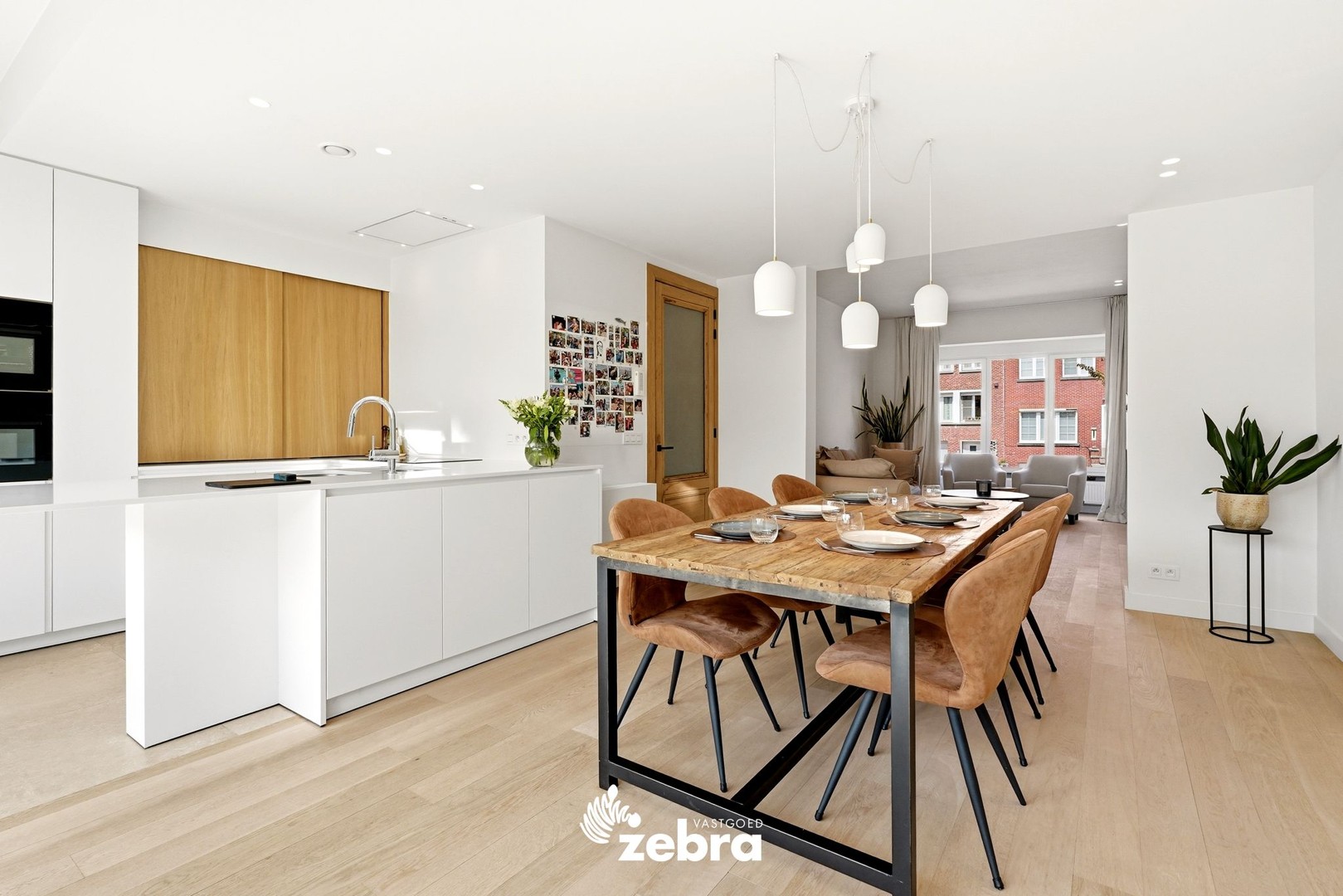 Kwalitatief gerenoveerde herenwoning met garage te Sint-Elisabeth Kortrijk! - foto 4
