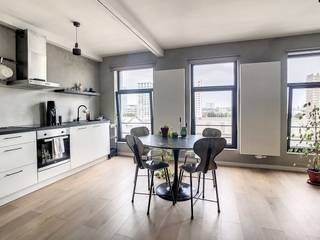 Dit ruime éénslaapkamerappartement te huur is gelegen op een toplocatie aan het Eilandje in Antwerpen, met zicht op het MAS. De jachthaven, gezellige cafés, restaurants en winkels liggen in de directe nabijheid.Bovendien wordt de bereikbaarheid gegarandeerd door de nabijheid van de kaaien en het openbaar vervoer. Indeling:- inkomhal- woonkamer - volledig geïnstalleerde keuken - ruime slaapkamers - geïnstalleerde badkamer met douche, lavabo en toilet- berging- terrasExtra troeven:- ideale locatie op het Eilandje in Antwerpen- beschikbaarheid: vanaf 1 augustus 2026- terras- gemeubeldMaandelijkse kosten: 80 euro per maand voor het onderhoud en verbruik van de gemeenschappelijke delen, brandverzekering en waterverbruik van het appartement. Bent u geïnteresseerd in dit appartement te huur te Antwerpen? Aarzel dan niet om contact met ons op te nemen. Wenst u uw eigendom ook te koop of te huur te stellen? We helpen u graag verder. Steeds tot uw dienst om u verder te helpen met al uw vragen over vastgoed.