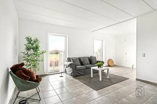 Mooi appartement met 2 slaapkamers en PARKING, gelegen nabij alle voorzieningen en de A8. Ruime en lichtrijke leefruimte met open toegang tot...