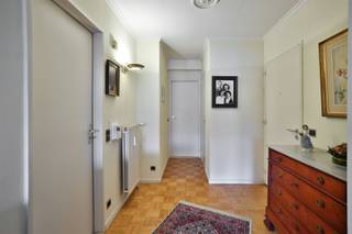 Pal in het commerciële centrum van Mortsel bieden wij u ruim en zeer goed onderhouden appartement (87m²) aan met 2 slaapkamers en 2 terrassen...