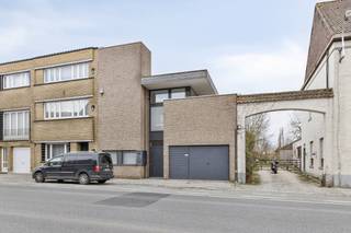 Cette propriété de caractère (construite en 1993) située sur la Meensesteenweg 317 à Bissegem a toujours servi de cabinet.La conception a...