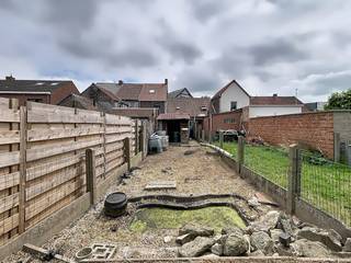 Gelegen op een toplocatie in Deinze, vind je deze woning waar een strategische ligging gecombineerd wordt met tal van uitbreidingsmogelijkheden. Dit pand bevindt zich in een staat waarin complete vernieuwing noodzakelijk is. <br /><br />De woning beschikt momenteel over een compacte maar vlot herin te richten indeling:<br />- gelijkvloers: ruimte voor open leefruimte met zich op de tuin<br />- eerste verdieping: mogelijkheid tot inrichten van 2 slaapkamers en een badkamer<br />- buitenruimte: een zonnige tuin waar het heerlijk vertoeven is<br /><br />Er is geen BPA, RUP of verkaveling van toepassing.<br />De woning kan opgetrokken worden in lijn met de rechter aanpalende woning. De gelijkvloerse bouwdiepte kan op 18m worden gebracht. Er dient een tuinzone van 10m gerespecteerd te worden.<br /><br />Het grote voordeel van dit renovatieproject?<br />Je investeert in een toplocatie! Terwijl je binnen je droomwoning creëert, geniet je buiten van een uitzonderlijke ligging in Petegem-aan-de-Leie:<br />- op wandel- en fietsafstand van het bruisende centrum van Deinze<br />- nabij winkels, scholen en openbaar vervoer<br />- uitstekende verbind met belangrijke uitvalswegen (E17, N60)<br /><br />Stroop jij graag de mouwen op voor dit renovatieproject met enorm potentieel? Neem dan snel contact met ons op!<br /><br /><br /><br />Dit pand is onderworpen aan de renovatieverplichting van de Vlaamse overheid voor residentiële gebouwen (behoudens bij sloop binnen 5 jaar na de aankoop). Consulteer voor meer informatie de website van het Vlaams Energie- en Klimaatagentschap via https://www.vlaanderen.be/een-woning-kopen/renovatieverplichting-voor-residentiele-gebouwen<br /><br />Bestuursmaatregelen in het maatregelenregister: nee<br /><br />Deze AI-visualisaties zijn bedoeld als inspiratie. Er werd geen rekening gehouden met technische specificaties, stedenbouwkundige voorschriften of de concrete mogelijkheden tot realisatie.