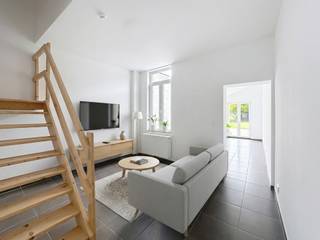 Op een boogscheut van het centrum van Roeselare is deze instapklare woning klaar voor een nieuw hoofdstuk. Op het gelijkvloers vinden we de leefruimte, eethoek, keuken en een gastentoilet. Op de eerste verdieping bevinden zich 2 slaapkamers, terwijl de tweede verdieping voorziet in een derde slaapkamer en een badkamer met dubbele wastafel, douche en ligbad. Verder beschikt de woning over een aangename tuin met handige tuinberging. <br /><br />Extra troeven:<br />- Asbestveilig<br />- Conforme elektrische installatie<br />- EPC Label C <br /><br />Een ideale starterswoning of interessante investeringsopportuniteit voor verhuur! <br /><br />*AI beelden geven een indicatie van de inrichtingsmogelijkheden