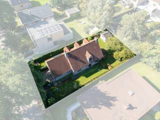 <strong>--- NIEUW --- Op te frissen ruime landelijke woning te Mariakerke!<br /><br />👉 U kan de online kalender voor het bezoekmoment en de vastgoedvideo terugvinden via onze eigen website www.vastgoedspruyt.be.</strong><br /><br /><strong>Algemeen;</strong><br />Zeer mooie kwalitatieve fermettewoning (bj. 1983), gelegen op een zeer rustige locatie en op wandelafstand van het dorpscentrum. De woning heeft een bewoonbare oppervlakte van zo'n 237m². Gelegen op een perceel van 651m²,<br /><br /><strong>Indeling;</strong><br />De woning heeft een lichtrijke eetruimte en leefruimte met haard en zicht op de zongerichte tuin. Gelijkvloers is er verder nog een bergruimte, een dubbele garage, inkomhal met gastentoilet en een traphal. Op de verdieping zijn er op heden 4 slaapkamers, een badkamer en een douchekamer. Er is een ruime oprit voor 2 wagens en een tuinhuis.<br /><br /><strong>Bijkomende troeven;</strong><br />- Zeer rustige en vlot bereikbare ligging.<br />- Open bebouwing.<br />- Mooie zongerichte tuin.<br />- Beperkte opfrissingswerken.<br />- Structureel kwalitatief gebouw.<br />- ...<br /><br /><strong>De verkoopdocumenten zijn ter inzage via: https://vastgoedspruyt.sharepoint.com/:f:/g/IgCtw4Q823zBQJmedgaJqLAVAclvWlWuY8zx5NRfqkEsZco?e=vY9xt5<br /><br />RICHTPRIJS: €459.000,-</strong><br /><strong>Interesse in deze unieke opportuniteit?<br />📞 Contacteer Michel Spruyt via 09/311.89.90<br />🌐 Of vraag uw bezoek aan via www.vastgoedspruyt.be<br /><br />EPC C-label (295kWh/m²) - Vg, Wg, Gmo, Vkr, Vv - Asbestveilig (maar niet asbestvrij) - Geen beschermd monument - Geen bouwkundig erfgoed - Overstromingsgevoeligheid; P-score: B & G-score; A. - Elektrische keuring niet conform.</strong><br /><br />De voor- en na-beelden zijn AI-gegenereerde visualisaties en dienen uitsluitend ter illustratie. Aan de weergave, afmetingen, verhoudingen en afwerkingskwaliteit kunnen geen rechten worden ontleend.
