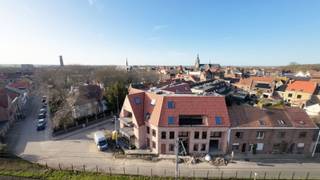<span><span>Residentie <strong>'Het zonnig hoekje' </strong>verwijzend naar het klein naambordje die op de oorspronkelijk site aan de voorgevel van de woning ging, heeft zijn naam niet gestolen. Het is werkelijk een uniek plekje in de binnenstad van Diksmuide (op wandelafstand van de grote markt) vertoevend in alle rust en badend in de zon. De residentie zal herrijzen op de hoek van de Rosemarijnstraat en de Fuselierstraat. Omringd door groen en zicht op het vestingpark. Ondergronds realieert de bouwheer plaats voor wagens (keuze tussen <strong>staanplaatsen of garages</strong>), <strong>fietsenstalling en bergruimte </strong>(individueel per appartement). Residentie 'Het zonnig hoekje' telt 3 verdiepen met telkens 4 appartemeten per verdiep. Op het gelijkvloers zijn 2 appartementen afzonderlijk toegankelijk via een inkomdeur aan straatzijde.<br /><br />Residentie 'het zonnig hoekje' beschikt over 12 ruime appartementen met <strong>1 of 2 slaapkamers</strong> en een <strong>totale oppervlakte van 78 m² tot 118 m².</strong>  Daarnaast beschikt elk appartement ook over 1 of meerdere <strong>zongerichte terrassen van 7 m² tot 19 m²</strong>. Verder heeft u momenteel nog <strong>vrije keuze in de afwerking</strong> van de keuken, badkamer en de vloer van uw appartement. Het lastenboek voorziet ruime mogelijkheden voor de koper om zijn eigen accent te leggen in de verdere afwerking. (ruime budgetten voorzien voor verdere afwerking - op te vragen bij makelaar) <br /><br />Bij de ontwikkeling werd door de bouwheer een bijzondere aandacht besteed aan <strong>kwalitatieve en duurzame materialen</strong> in combinatie met een <strong>unieke en karaktervolle architectuur</strong> (architectenbureau Vanhoorn-Maeckelbergh) passend bij deze rustgevende locatie. Naast de vormgeving zijn ook de keuze van technieken hierbij van essentieel belang, hierbij koos men resoluut voor uiterst energiezuinige en vernieuwende methodes. Ieder appartement zal afgewerkt worden met <strong>vloerverwarming</strong>, aangestuurd door een <strong>warmtepomp </strong>(lucht/water). tevens beschikt ieder appartement over <strong>zonnepanelen</strong> individueel aangesloten (geen gasaansluiting meer in deze residentie).  <br /><br />Dit zeer ruim appartement gelegen op de hoek van de fuselierstraat en de rosemarijnstraat beschikt over <strong>2 ruime slaapkamers</strong>, een zonning terras aan straatzijde, alles samen ruim <strong>118m² bewoonbare oppervlakte</strong> en ruim <strong>14m² aan terras.</strong> <br /><br /><strong><u>UNIEK:</u></strong> Dit appartement kan ook gebruik maken van de volledige zolderverdieping van Res. het zonnig Hoekje. Namelijk <strong>296m² aan oppervlakte </strong>die we kunnen integreren bij het appartement. (ideaal als hobbykamer, zolder, eventueel als bijkomende slaapkamers... ). - momenteel casco afgewerkt (reeds verrekend in de huidige vraagprijs) - verdere afwerking kan steeds besproken worden. <br /><br /><strong>Bijzondere aandacht voor:</strong></span></span>
<ul>
	<li><span><span>Kleinschalige residentie, lage gemeenschappelijke kosten; </span></span></li>
	<li><span><span>Uiterste rustige ligging doch dicht bij het centrum;</span></span></li>
	<li><span><span>Modernste technologie (warmtepomp, zonnepanelen,...)</span></span></li>
	<li><span><span>Karaktervolle en unieke architectuur;</span></span></li>
	<li><span><span>Ruime appartementen met veel lichtinval;</span></span></li>
	<li><span><span>De gekozen technieken laten ook toe om uw appartement in de zomer te koelen!</span></span></li>
	<li><span><span>...</span></span></li>
</ul>
<span><span>!! Aankoop aan het <strong>voordeel-tarief van 6% is mogelijk</strong> !!<br /><br />Kom langs op kantoor en ontvang <strong>een unieke verkoopbrochure van Residentie het zonnig hoekje</strong>.<br /><br />Bent u op zoek naar een prachtig en ruim appartement in een kleinschalige residentie <strong>als investering of als eigen bewoning</strong>?<br />Kom dan snel even langs bij ons op kantoor voor meer uitleg! <strong>Contacteer ons via 051 50 11 51. </strong></span><br /><em><span>Opleveringsdatum na te vragen bij ons op kantoor. </span></em></span>