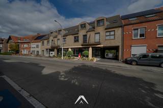 <p>Dit commercieel gelijkvloers van ca. 148 m² ligt aan de Astridlaan, een <strong>drukke invalsweg met veel passage</strong> en een vlotte verbinding naar de Brugse ring. De volledige voorgevel bestaat uit een <strong>brede glazen etalagegevel onder een overdekte galerij</strong>. Uw zaak valt op bij elke voorbijganger, en binnen is er ruim daglicht. Klanten bereiken de ingang via een aangelegde voorzone, rechtstreeks vanaf de straat.</p>
<p>Het pand werd tot op vandaag gebruikt als kantoor van Solidaris. Het is <strong>goed onderhouden en instapklaar: </strong>u kunt uw activiteit meteen opstarten. Na de glazen tochtsas komt u in een ontvangstruimte met wachtzone en balie. Verder zijn er <strong>twee loketten en een afzonderlijke spreekruimte</strong> voor discrete gesprekken. Achteraan is er een personeelsruimte met kitchenette, een berging/archief en een technische ruimte. Er is een aangepast toilet voor mindervaliden en een apart personeelstoilet.</p>
<p>Door de combinatie van zichtbaarheid, een klantvriendelijke indeling en ontvangstruimte is dit pand bijzonder geschikt voor <strong>zorg, vrije beroepen, kantoor of dienstverlening met klantencontact</strong>. Bushalte, winkels, scholen en het centrum van Sint-Kruis liggen op wandelafstand. Dat is een troef voor zowel klanten als personeel.<br /><br />✅ Sterke zichtbaarheid en passage op een invalsweg<br />✅ Vlot bereikbaar, mobiscore 8,9/10<br />✅ Instapklaar, direct operationeel<br />✅ Gunstig EPC-label B, lagere energiekosten<br />✅ Flexibel in te richten voor diverse commerciële activiteiten</p>
<p>Interesse? Neem gerust contact met ons op voor meer informatie of een plaatsbezoek.</p>