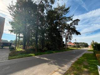 In een rustige en aangename straat vinden we deze bouwgrond voor halfopen bebouwing (lot 4) met een oppervlakte van 434m². De bouwgrond is centraal gelegen tussen Aarschot, Herselt en Westerlo.<br /><br />Het perceel beschikt over een zuidgerichte oriëntatie, waardoor u volop kunt genieten van natuurlijk licht en een zonnige tuin. De rustige ligging maakt dit een ideale locatie voor wie op zoek is naar een aangename woonomgeving en tegelijk een eigen woning naar wens wil realiseren. Een mooie opportuniteit voor wie zijn toekomstige thuis volledig naar eigen wensen wil vormgeven.<br /><br />Interesse? info@lotemvastgoed.be | 0475 52 00 14<br />Ook uw woning verkopen? info@lotemvastgoed.be<br />