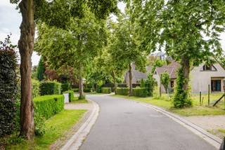 <strong>Een unieke woning met potentieel voor wie exclusief wil wonen in een groene en rustige omgeving nabij Gent!</strong><br /><br /><strong>LIGGING</strong><br /><br /><strong>Gelegen in een doodlopende straat en in één van de meest gegeerde woonwijken van de regio, geniet u hier van privacy, rust en een uitzonderlijke woonkwaliteit.</strong><br /><br />Op slechts enkele minuten van Gent combineert deze woning een uitstekende bereikbaarheid met een groene omgeving.<br />Dankzij de <strong>Mobiscore van 8,7/10 </strong>bevinden winkels, scholen, openbaar vervoer en invalswegen zich nabij.<br />Bovendien liggen de Merelbeekse Meersen, het Rotarybos, Gentbos, zwembad Ter Wallen en de exclusieve Golfclub Zwijnaarde op wandel- en fietsafstand.<br />Een unieke combinatie van natuur, sport en ontspanning wat deze locatie bijzonder geliefd maakt.<br /><br /><strong>INDELING</strong><br /><br />De woning bevindt zich op een ruim perceel met een voortuin, lange oprijlaan en een mooie achtertuin met zicht op groen.<br />Deze uitzonderlijke setting zorgt voor een gevoel van rust en privacy, ideaal om te genieten met familie en vrienden.<br /><br />U komt binnen via de inkomhal die toegang biedt tot de leefruimte, keuken met aangrenzende eetplaats, bureau en gastentoilet.<br />De woonkamer met grote raampartijen en houthaard vormt het hart van de woning.<br />Dankzij het apart bureau is deze eigendom bovendien ideaal voor thuiswerk of voor vrije beroepers.<br /><br />Verder beschikt de woning over 3 slaapkamers, badkamer, wasplaats, kelder en dubbele inpandige garage.<br /><br />Contacteer Kevin: <strong>0476 66 55 50</strong><br />(Sommige beelden zijn referentiebeelden, oppervlakten geraamd)