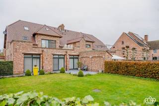 <p><span>Ruim gelijkvloers appartement (EPC B-label) met uitzonderlijk grote, zonnige tuin en garagebox in Kalmthout! </span></p><p><span>Dit aangename gelijkvloers appartement beschikt over een bewoonbare oppervlakte van ca. 155 m² en combineert ruimte, licht en comfort met een mooi aangelegde, volledig omheinde tuin.</span></p><p><span>Via de inkomhal met gastentoilet en handenwasser betreedt u de ruime en lichtrijke leefruimte met open, volledig ingerichte keuken. Vanuit de leefruimte geniet u van een mooi zicht op de tuin en heeft u rechtstreeks toegang tot het open terras en de zeer ruime buitenruimte.</span></p><p><span>Het appartement beschikt over drie slaapkamers en een ingerichte badkamer met douche, ligbad en wastafel. Daarnaast is er een praktische wasplaats/bergruimte met aansluitingen voor wasmachine en droogkast.</span></p><p><span>Bijzonderheden:</span><span><br />- Huurprijs: € 1.200/maand (incl. garagebox) + € 50 tuinonderhoud (totaal: € 1.250/maand)<br />- Beschikbaar vanaf: 01/04/2026</span></p>