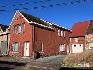 In Meerbeke bevindt er zich deze ruime, te renoveren gezinswoning met tuin en garage. Deze woning biedt een solide basis voor wie op zoek is naar...