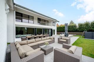 STARTPRIJS: Elk bod boven deze startprijs, wordt voorgelegd aan de eigenaars, die al dan niet kunnen in gaan op dit aanbod. Exclusieve ruime villa op...