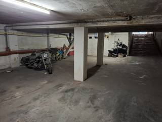 Ben je op zoek naar extra ruimte voor je wagens, motoren, fietsen of materialen? Deze praktische opslagruimte in Antwerpen-Centrum is quasi onmiddellijk beschikbaar. <br /><br />Specificaties: <br />- 7 autostaanplaatsen<br />- Automatische sectionale poort <br />- Stroomvoorziening: aanwezig <br />- Geschikt voor auto's, motoren, fietsen of opslag van materialen <br /><br />Belangrijke info: <br />- Niet geschikt voor permanente werkplaatsactiviteiten of opslag van gevaarlijke stoffen <br /><br />Voor meer informatie kan u steeds contact opnemen met One vastgoed!